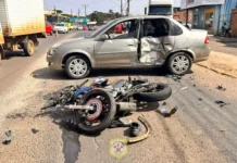 Acidente entre carro e moto deixa motociclista ferido em Caçador