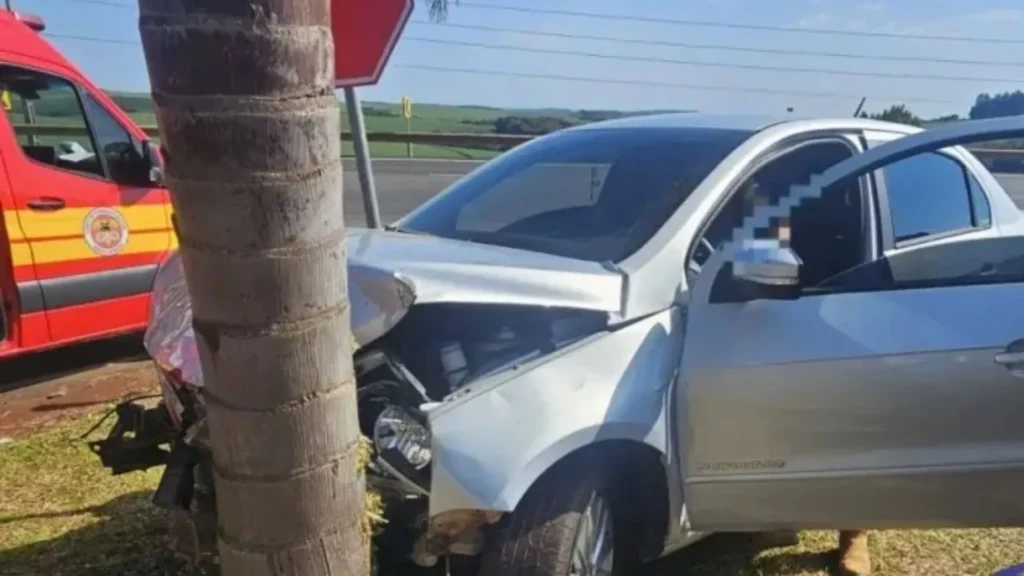 Mulher sofre mal súbito, bate em ônibus e colide com árvore em Capinzal
