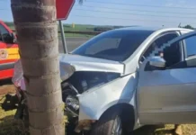 Mulher sofre mal súbito, bate em ônibus e colide com árvore em Capinzal