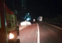 Motorista fica ferido após batida entre carro e carreta em SC