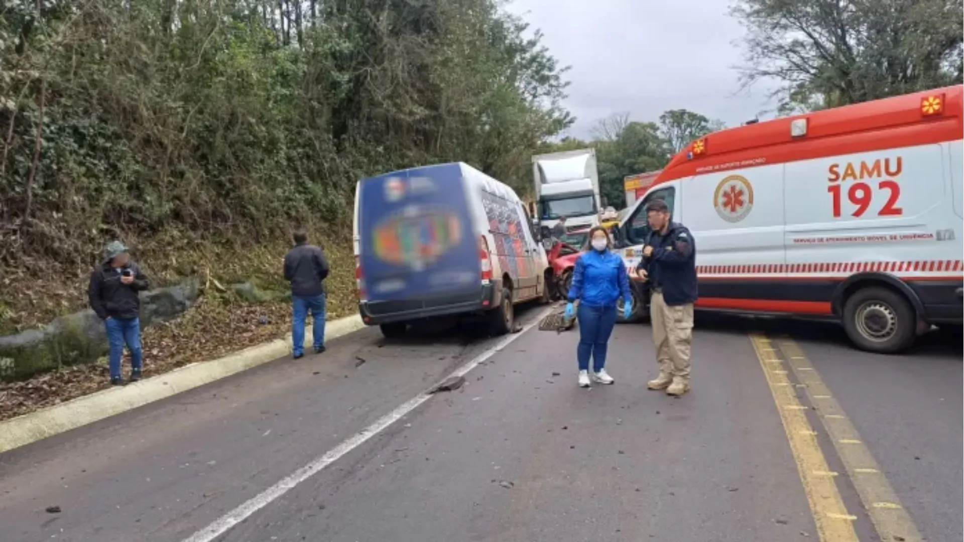 Acidente com cinco veículos na BR-282 deixa uma pessoa morta no Oeste