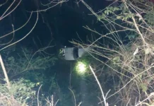 Carro cai em ribanceira em Videira e deixa duas pessoas feridas