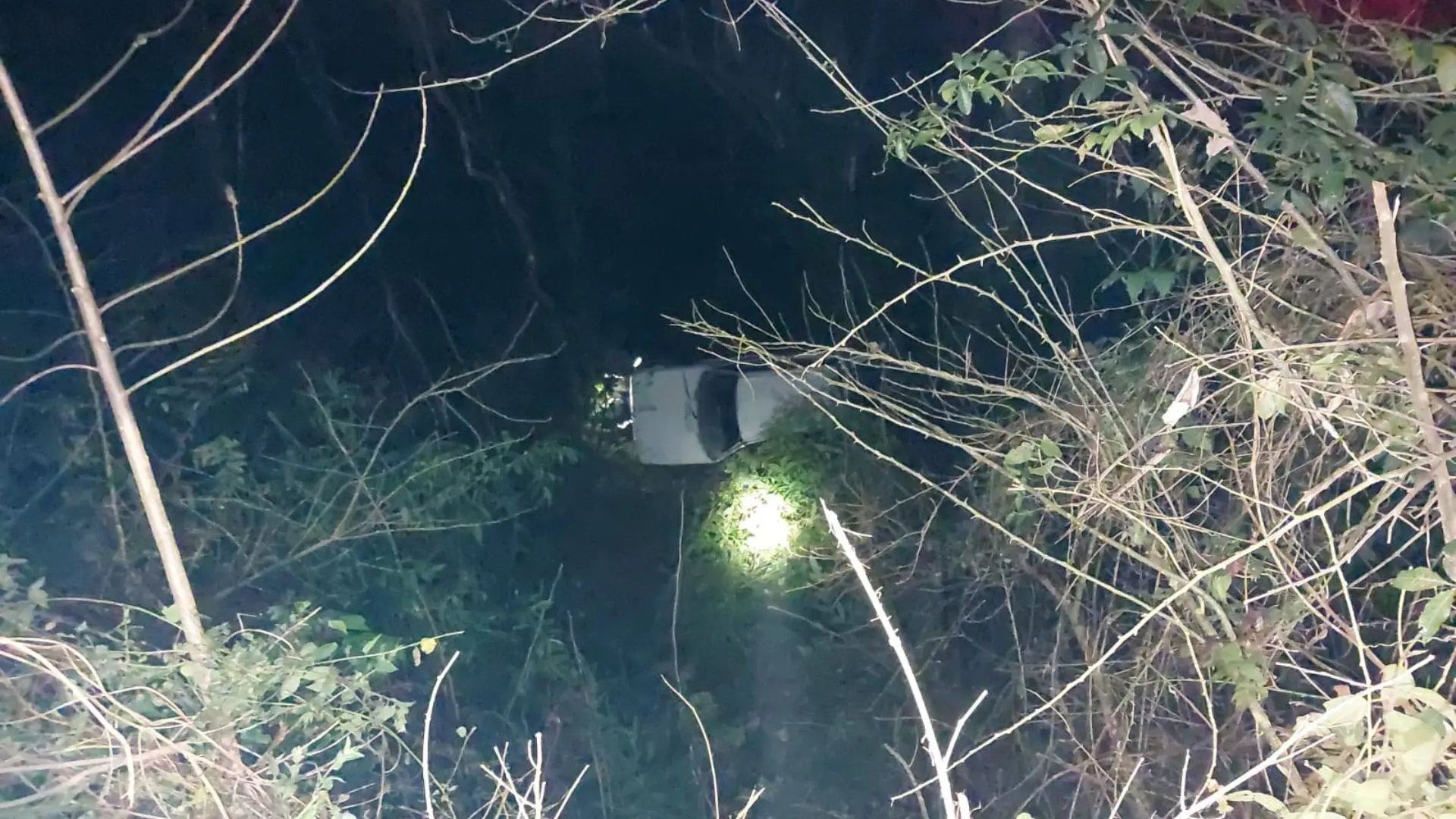 Carro cai em ribanceira em Videira e deixa duas pessoas feridas