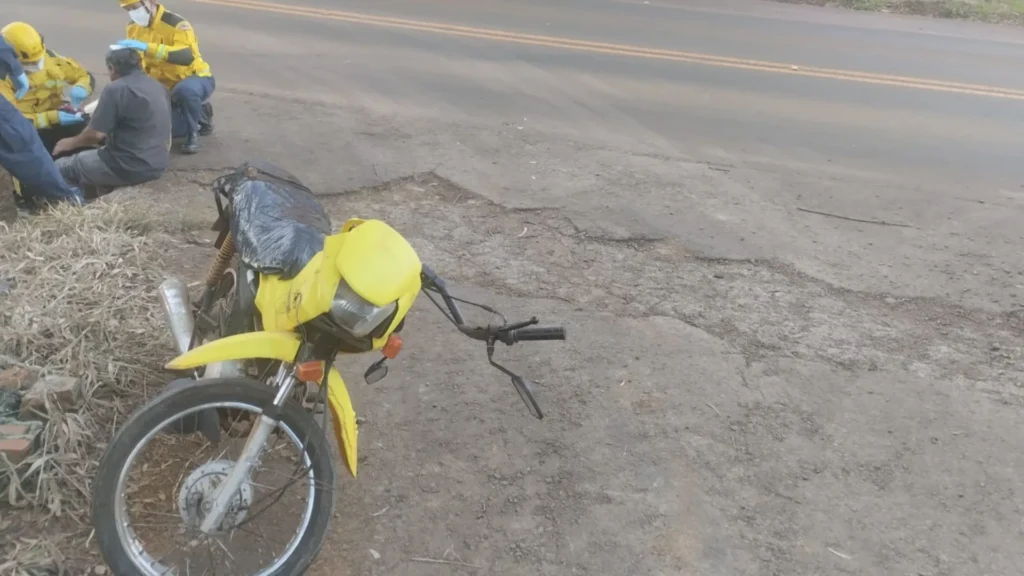 Acidente entre carro e moto deixa homem ferido na SC-451