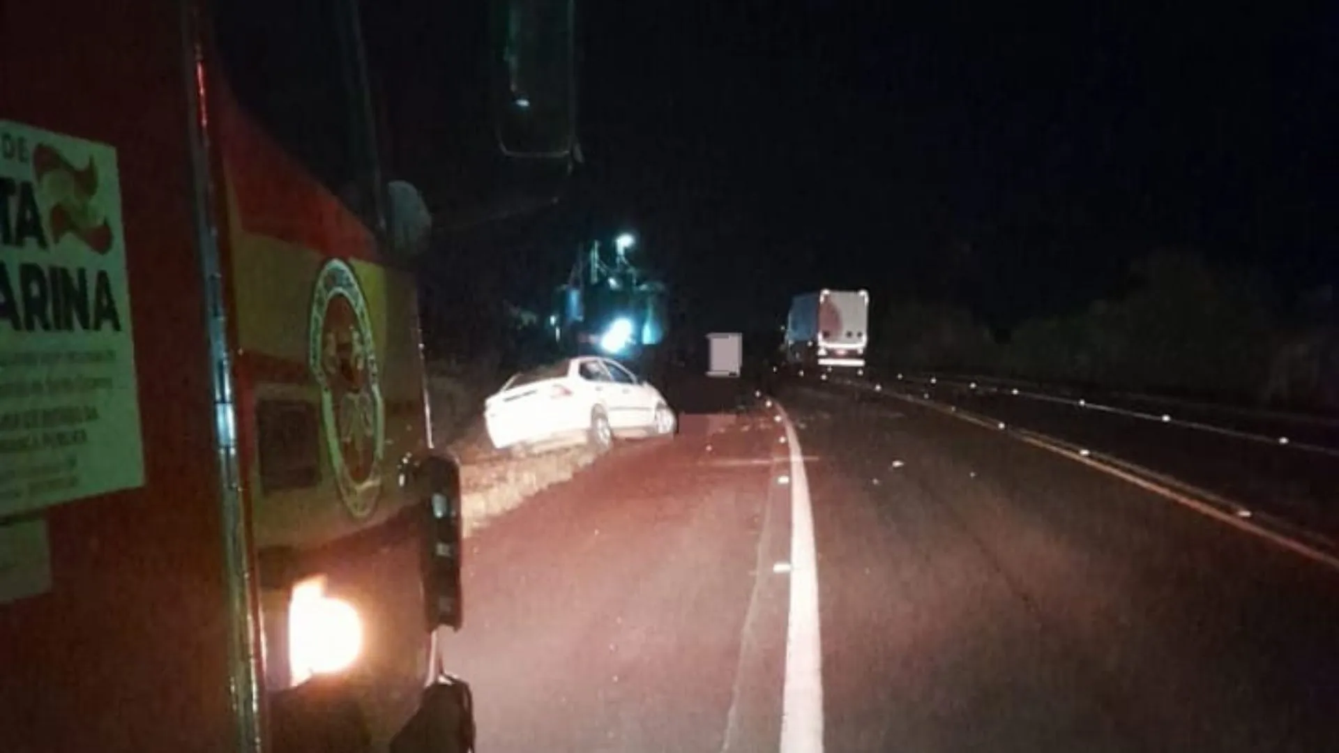Motorista fica ferido após batida entre carro e carreta em SC