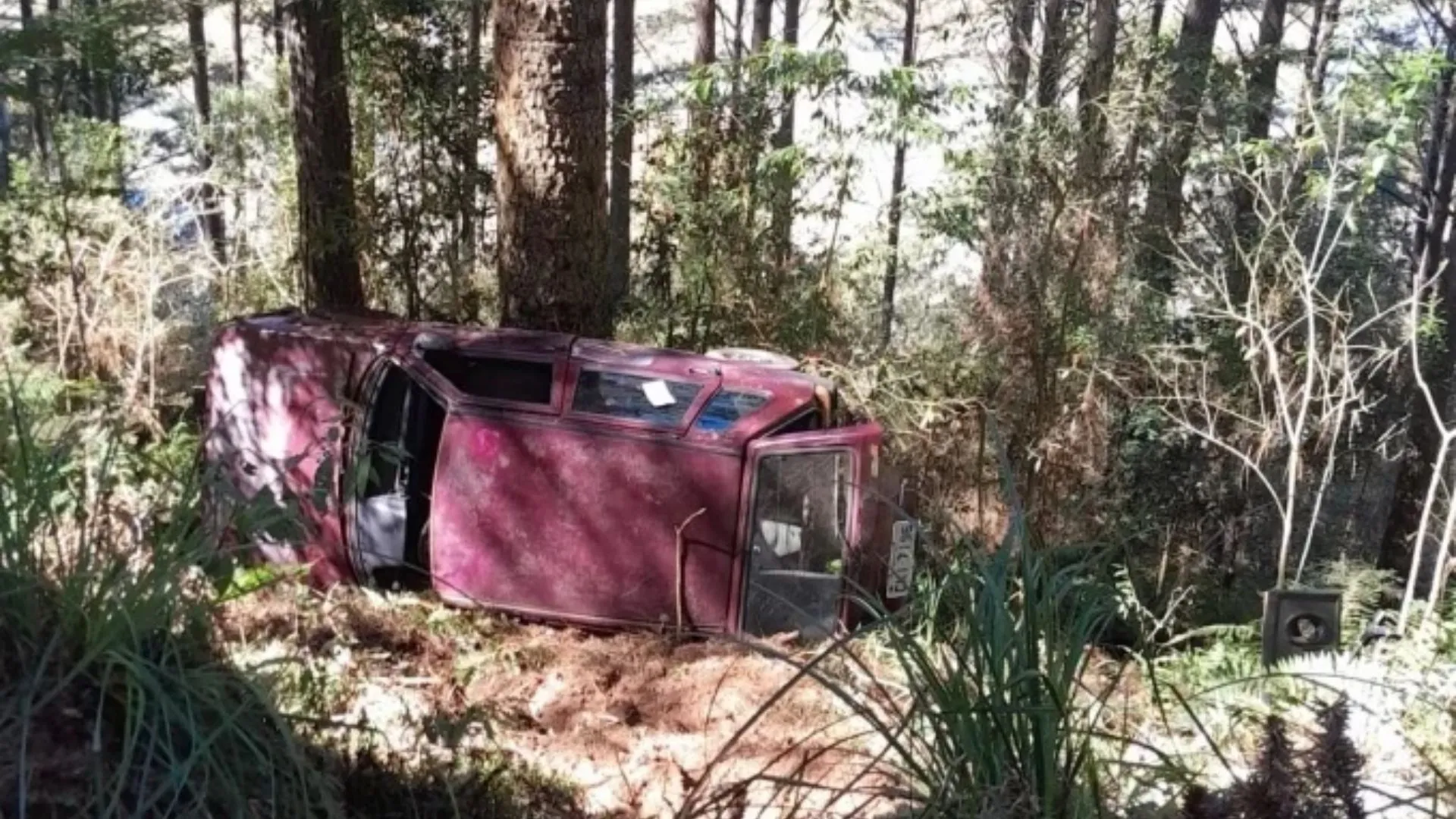 Homem é resgatado após 8 horas preso em carro capotado em SC