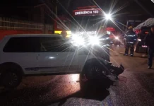 Idoso perde o controle, bate em caminhão parado e causa princípio de incêndio