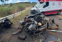 Picape parte ao meio e mata dois jovens em acidente no Paraná