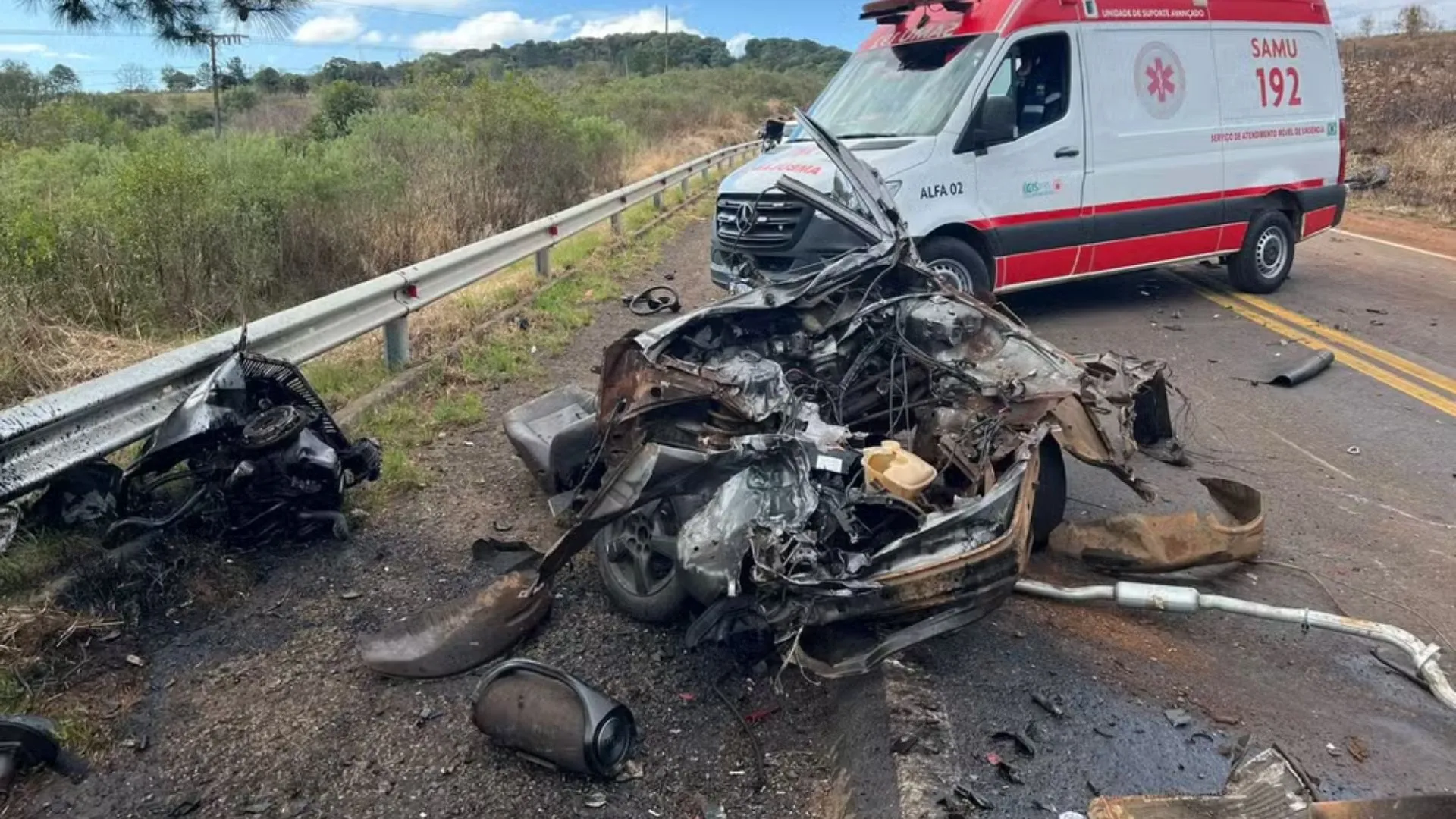 Picape parte ao meio e mata dois jovens em acidente no Paraná