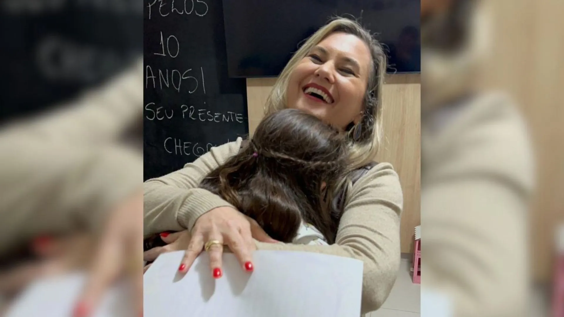 Menina ganha família adotiva no dia do aniversário