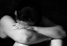 Mãe deixa celular gravando e flagra pai abusando de filha de 15 anos