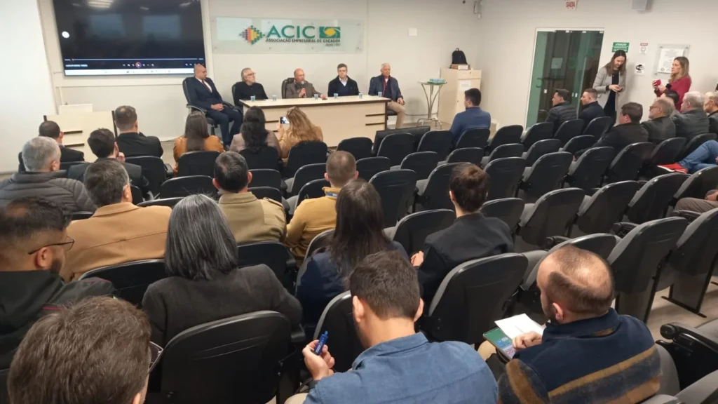 Reunião discute voos regulares e terminal alfandegado em Caçador