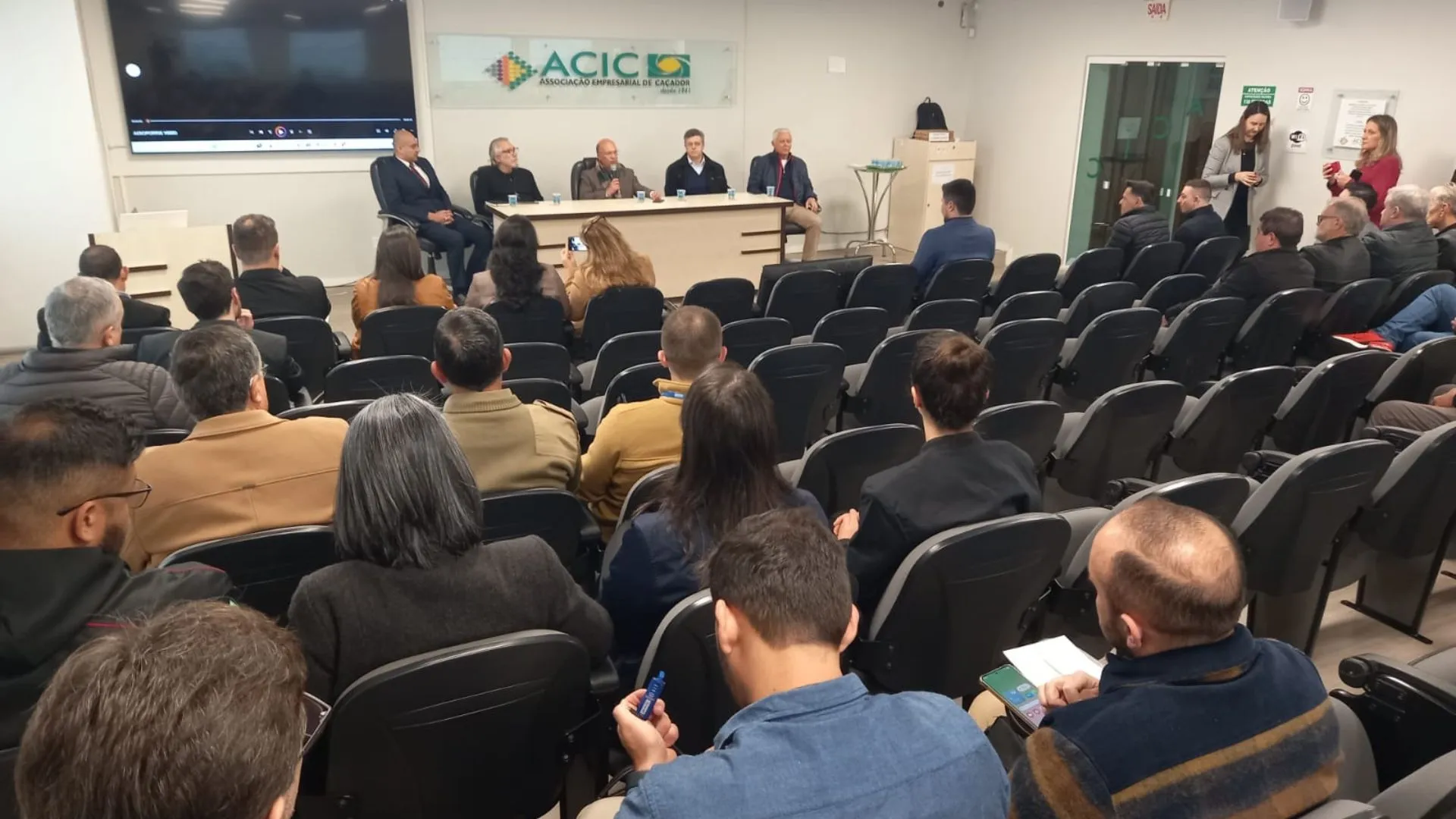 Reunião discute voos regulares e terminal alfandegado em Caçador