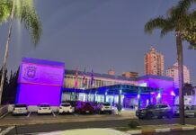 Prefeitura de Caçador ilumina fachada para marcar o Agosto Lilás