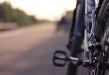 Ciclista sofre acidente e fica com bicicleta cravada na perna no Oeste de SC