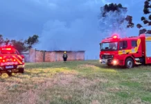 Fogo destrói barracão em fazenda na região de Campos Novos
