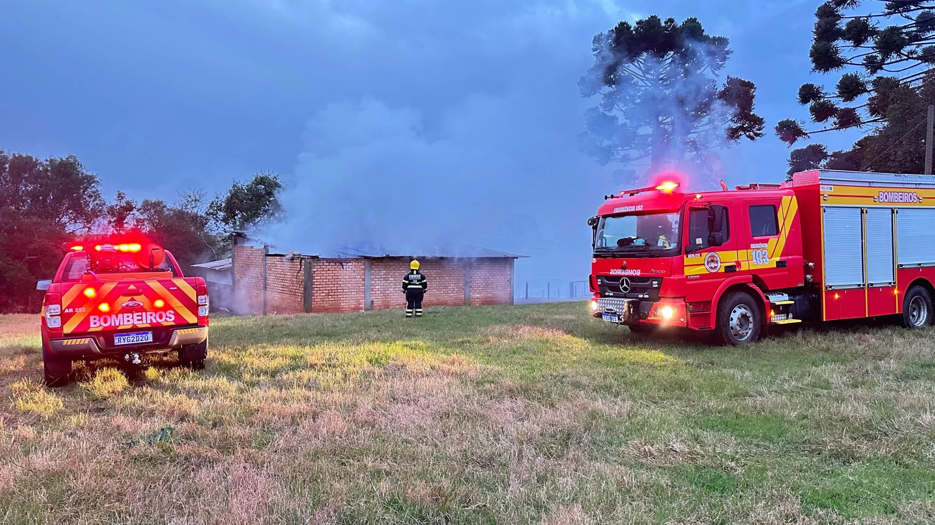 Fogo destrói barracão em fazenda na região de Campos Novos