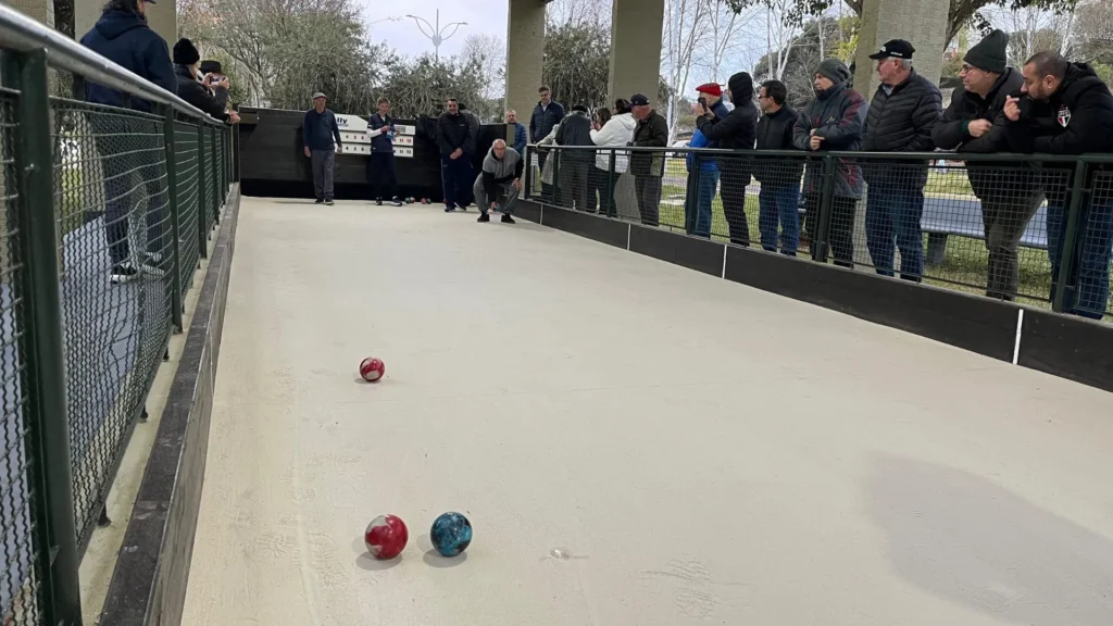 Cancha de Bocha revitalizada é entregue no Parque Central