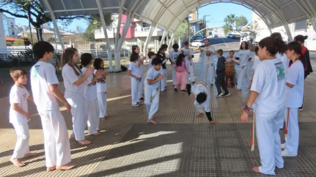 Bairro Vila Verde em Videira recebe oficinas gratuitas de desenho e capoeira