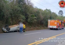 Mulher sai ilesa após capotamento entre Lebon Régis e Fraiburgo