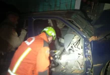 Motorista foge da PM e bate em poste com drogas no carro