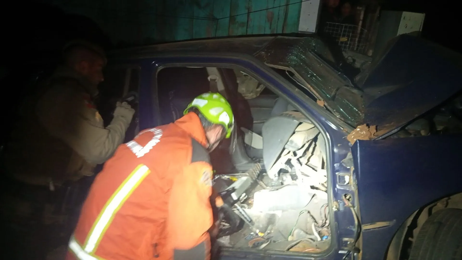 Motorista foge da PM e bate em poste com drogas no carro