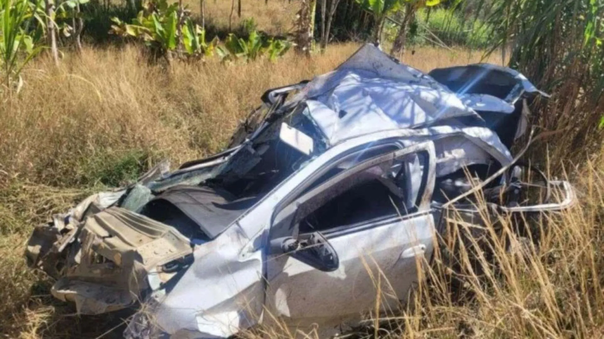 Casal namora à beira de penhasco, carro balança, despenca e os dois morrem