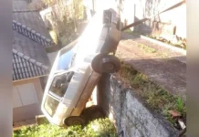 Freio falha e carro invade pátio residencial