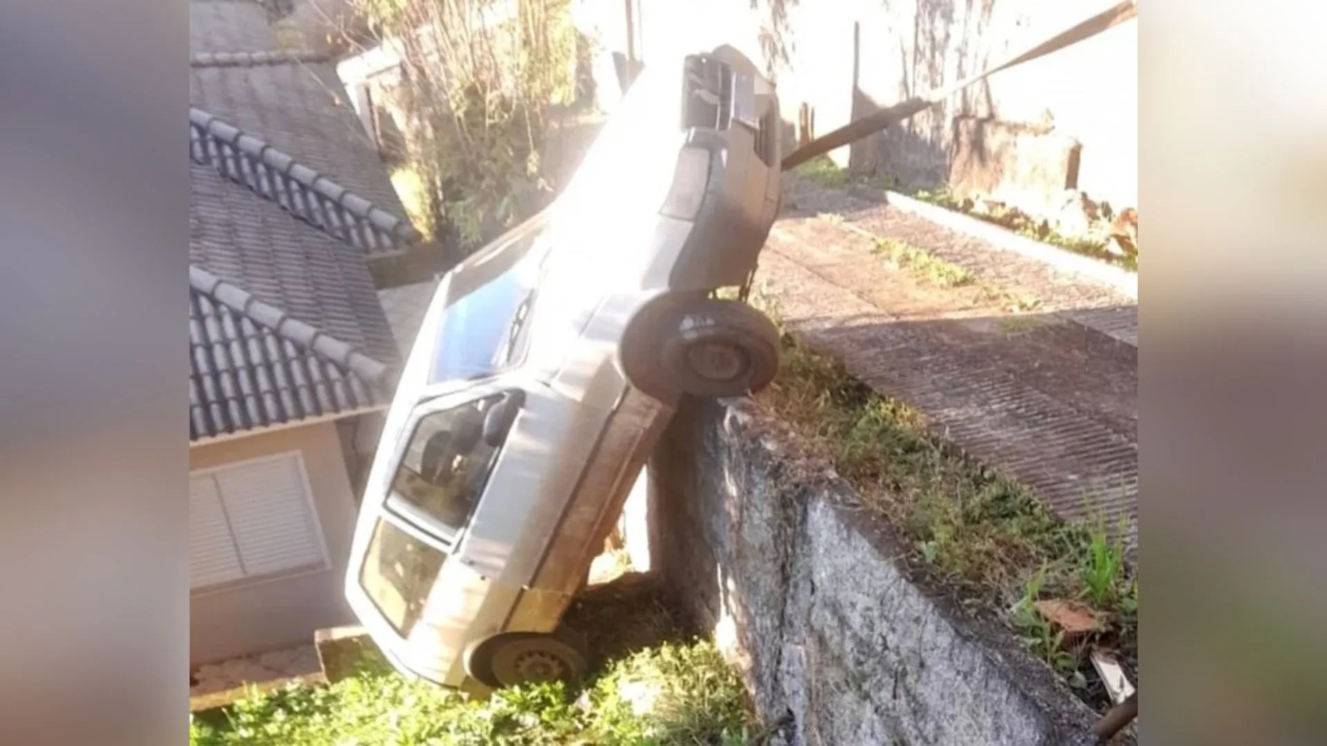 Freio falha e carro invade pátio residencial