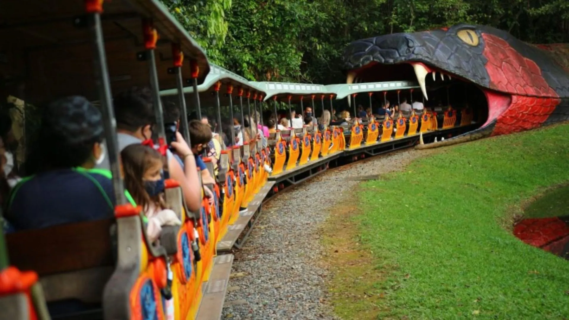 Beto Carrero World dá adeus à cobra gigante da ferrovia DinoMagic