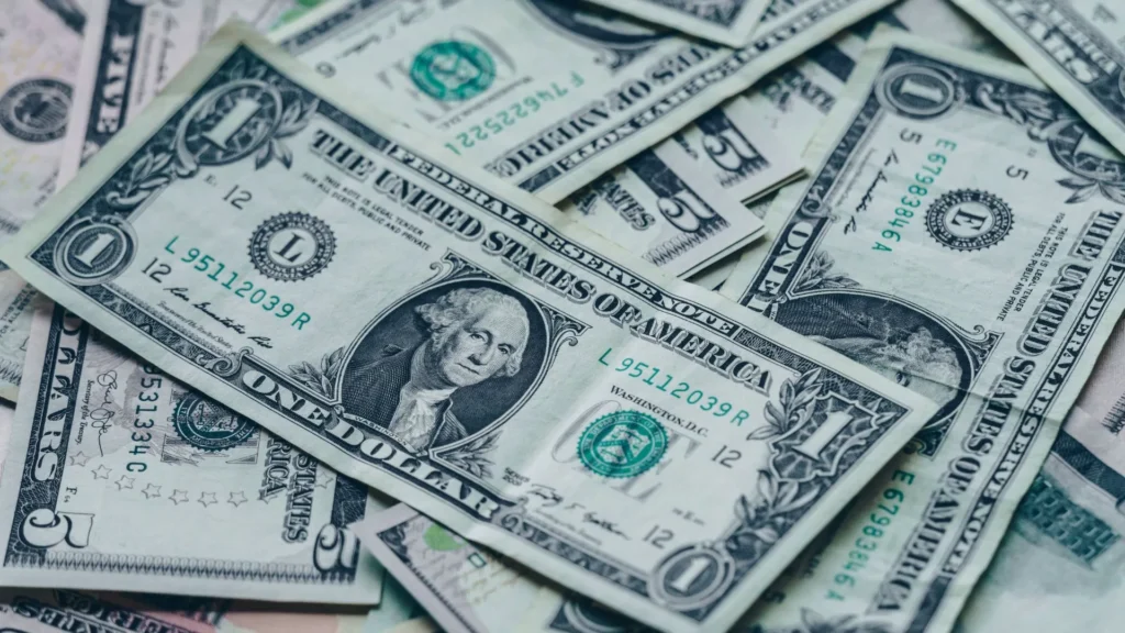 Dólar cai para R$ 5,38 sendo o menor valor em mais de um ano