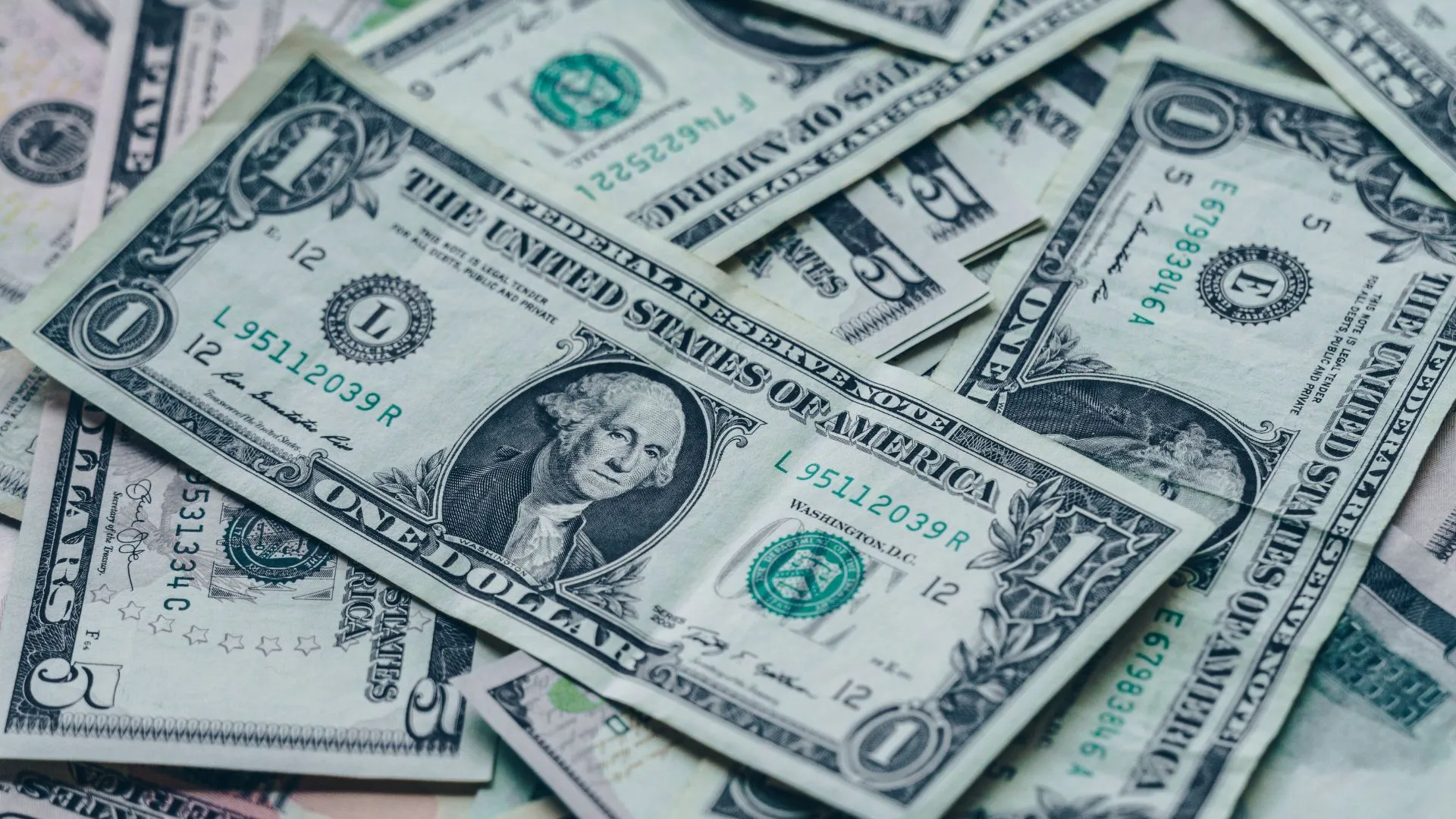 Dólar cai para R$ 5,38 sendo o menor valor em mais de um ano