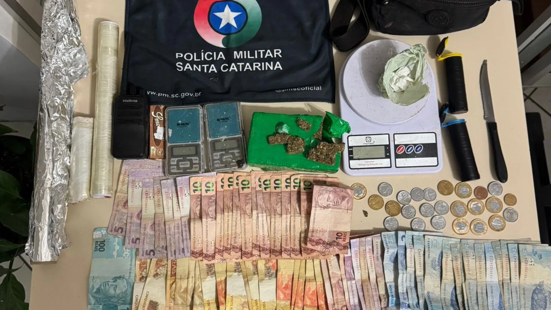 Ronda da PM em Videira resulta em prisões por tráfico