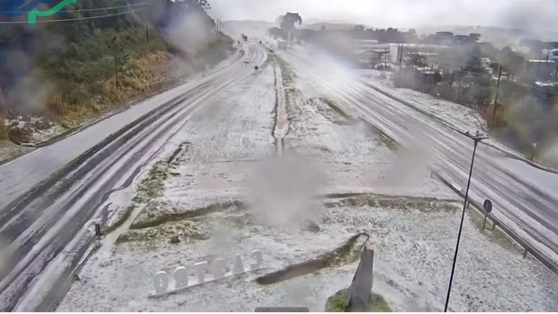 Chuva de granizo cobre cidade do Paraná e surpreende moradores nesta terça-feira