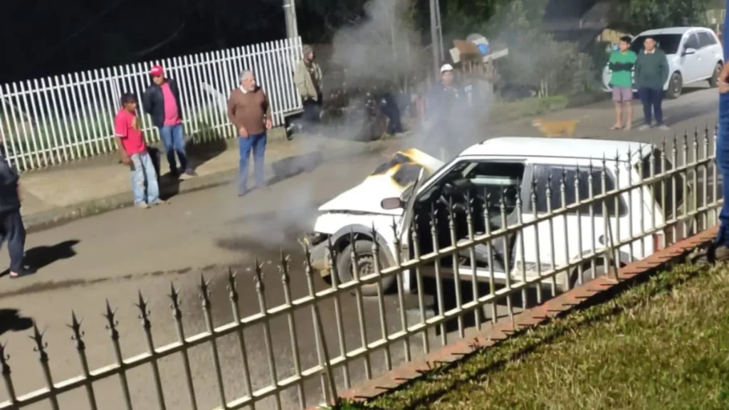 Idoso perde o controle, bate em caminhão parado e causa princípio de incêndio