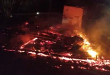 Incêndio destrói casa de idosos que escapam pulando pela janela