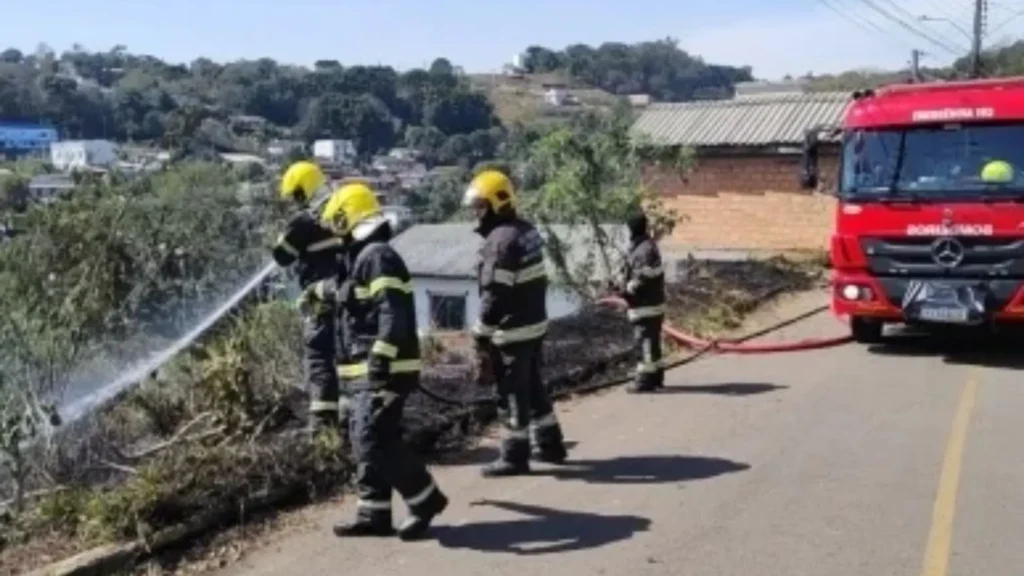 Incêndio próximo a residências mobiliza Bombeiros em Herval d’Oeste
