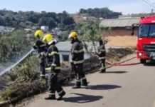 Incêndio próximo a residências mobiliza Bombeiros em Herval d’Oeste