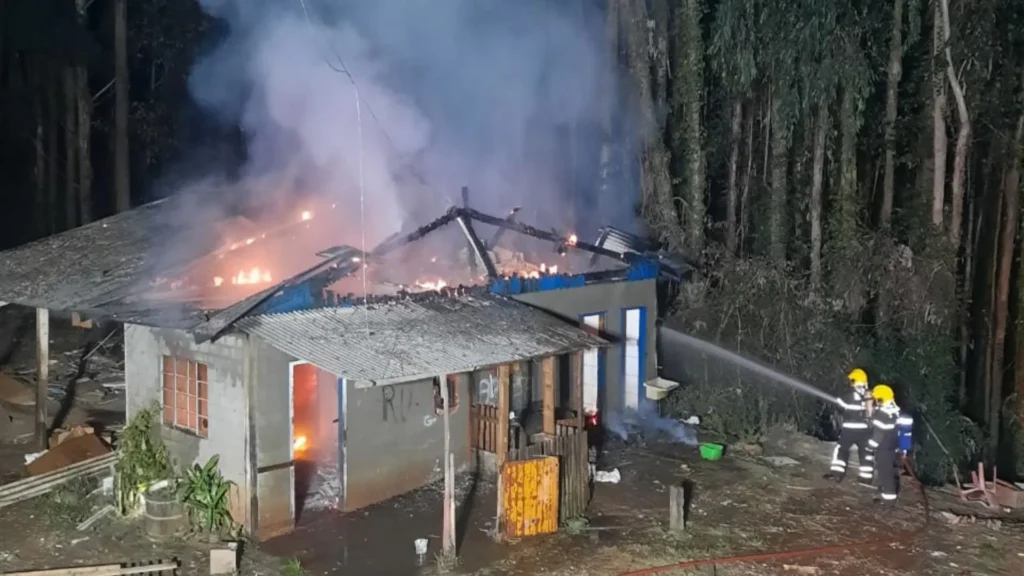 Fogo destrói casa perto do portal de Rio das Antas