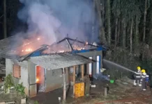 Fogo destrói casa perto do portal de Rio das Antas