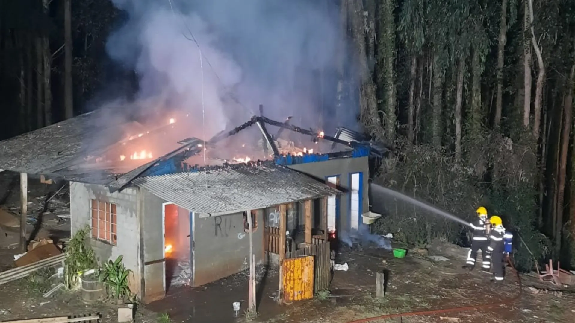 Fogo destrói casa perto do portal de Rio das Antas