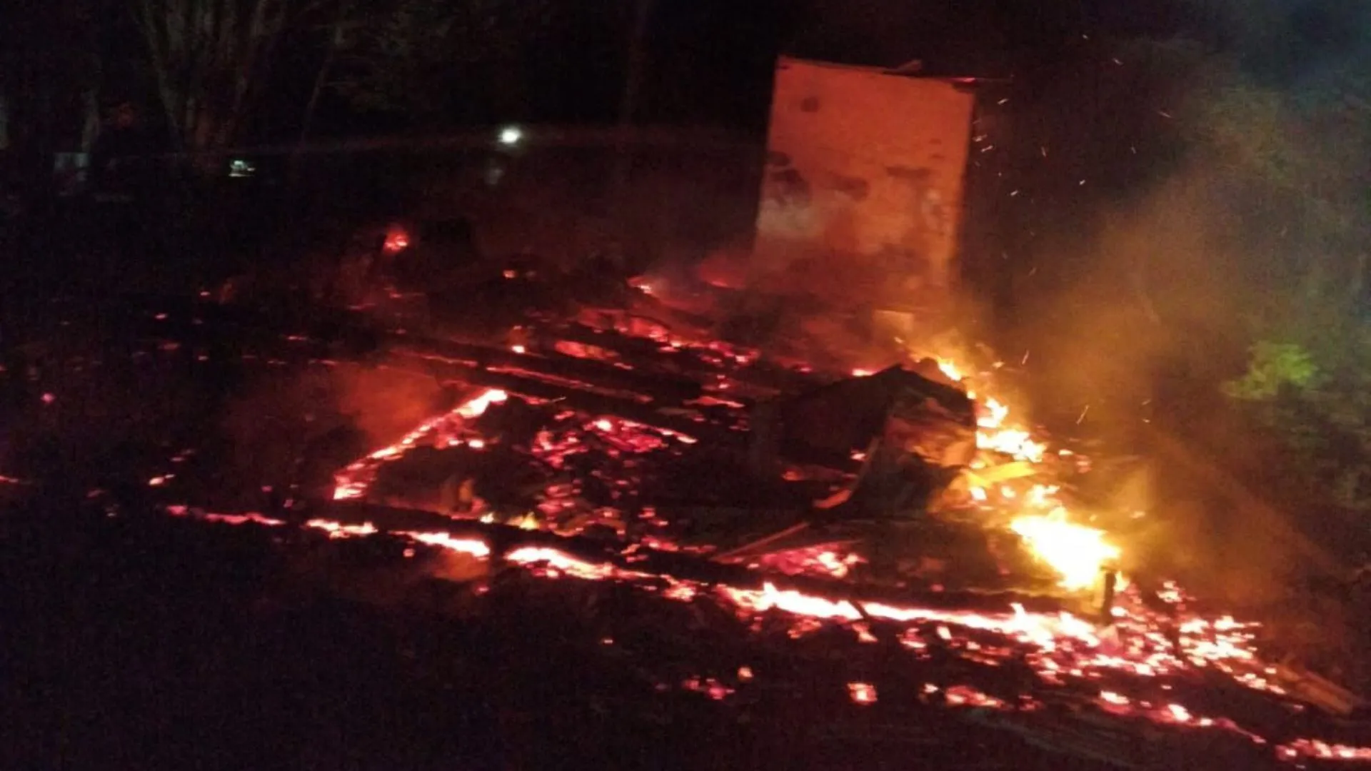 Incêndio destrói casa de idosos que escapam pulando pela janela