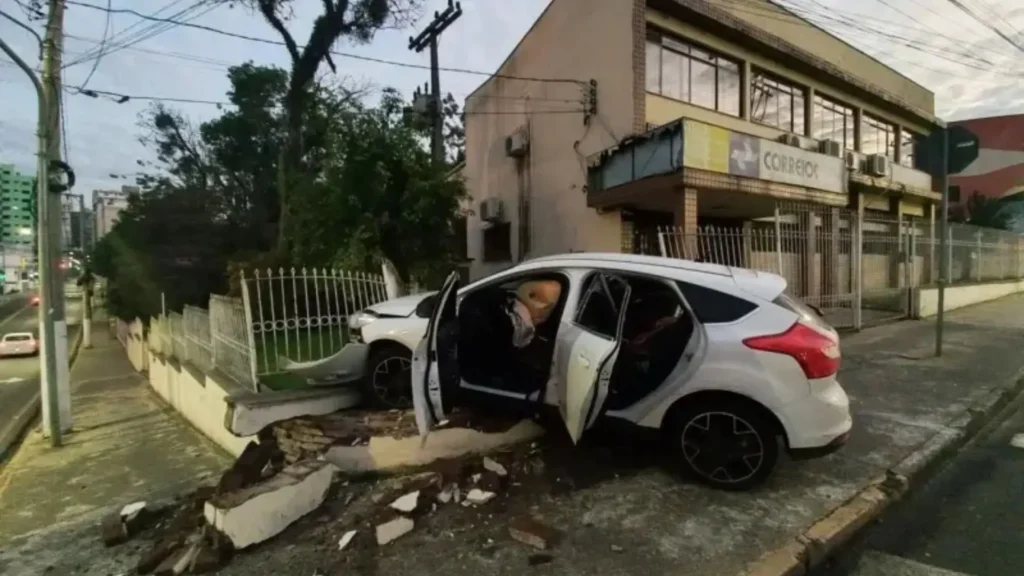 Condutora de 27 anos colide em cerca dos Correios e é presa por embriaguez