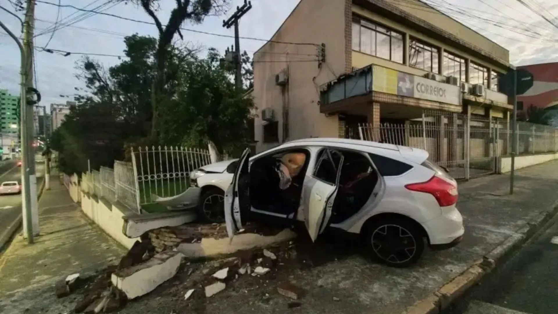 Condutora de 27 anos colide em cerca dos Correios e é presa por embriaguez