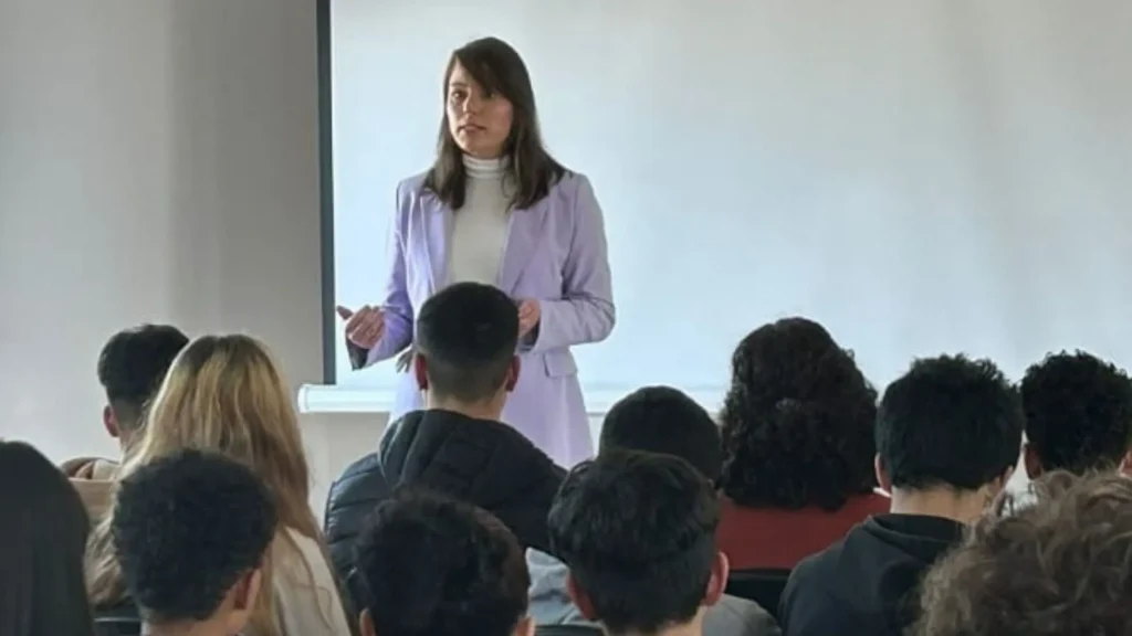 Juíza visita escola em Campos Novos para falar de violência doméstica