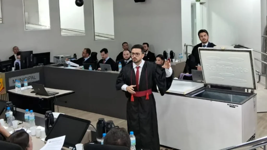 Júri em Capinzal: Promotoria apresenta freezer e objetos usados em crime