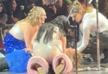 Fã desmaia no palco durante show de Katy Perry