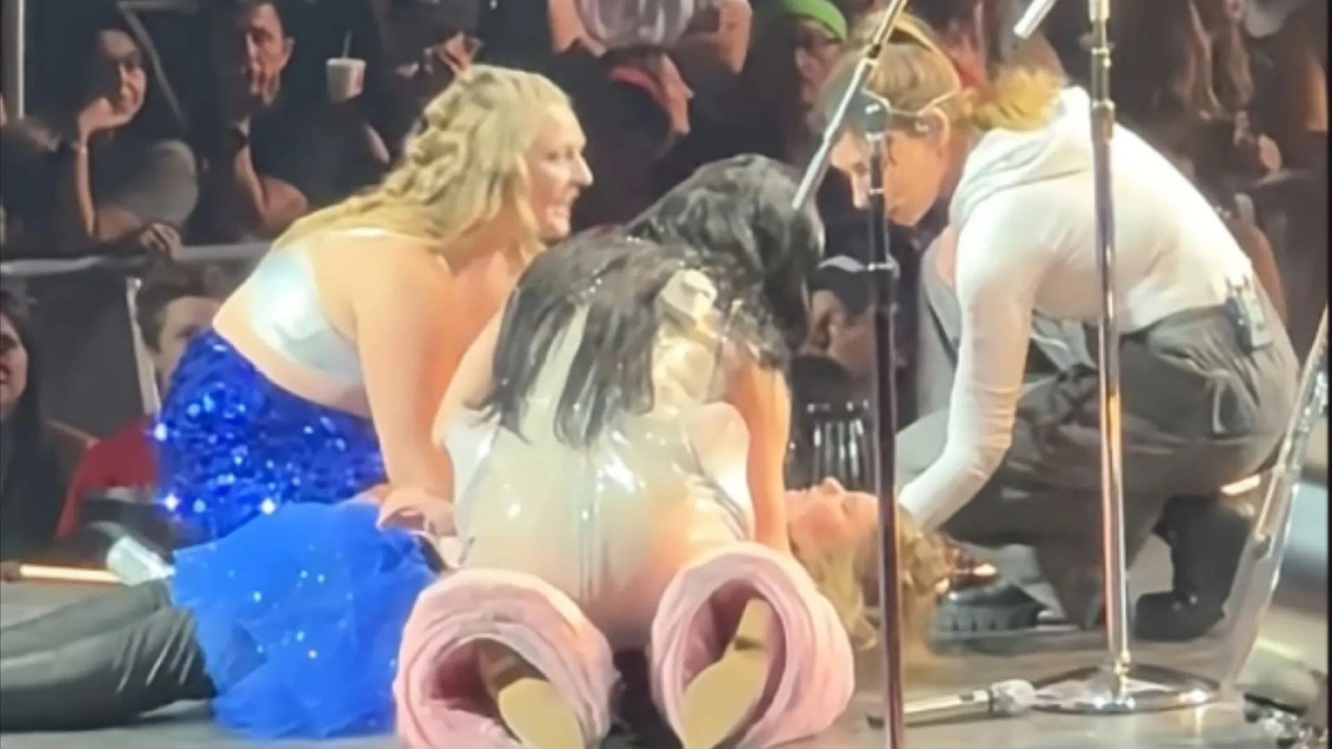 Fã desmaia no palco durante show de Katy Perry