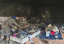 Defesa Civil retira pessoas debaixo de ponte em Caçador