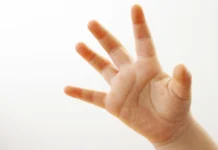 Polícia indicia mãe e padrasto por morte de menino em SC